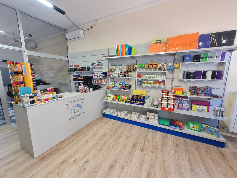 bancone arredo negozio su misura cartoleria scaffali